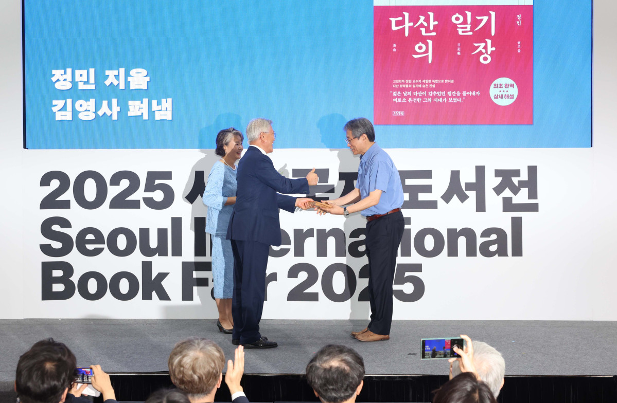 ▲문재인 전 대통령과 김정숙 여사가 18일 서울 강남구 코엑스에서 열린 ‘2025 서울국제도서전’ 한국에서 가장 좋은 책 시상식에서 수상자에게 시상하고 있다. 신태현 기자 holjjak@