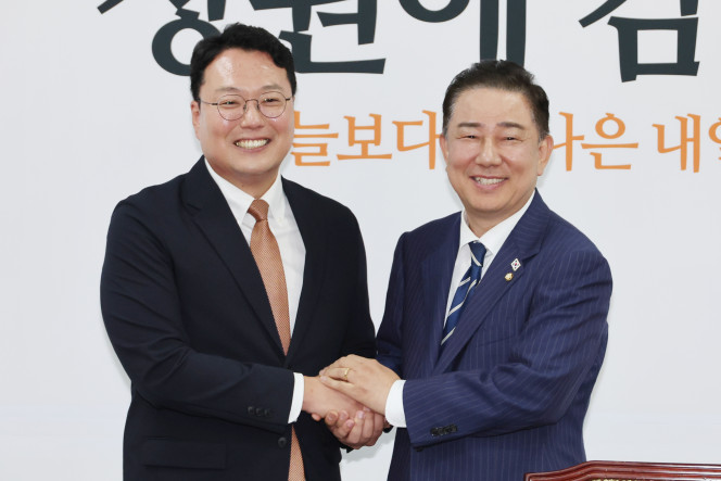 ▲더불어민주당 김병기 당대표 직무대행 겸 원내대표(오른쪽)가 18일 서울 여의도 국회에서 개혁신당을 예방해 천하람 원내대표와 악수하고 있다. 2025.6.18. (연합뉴스)