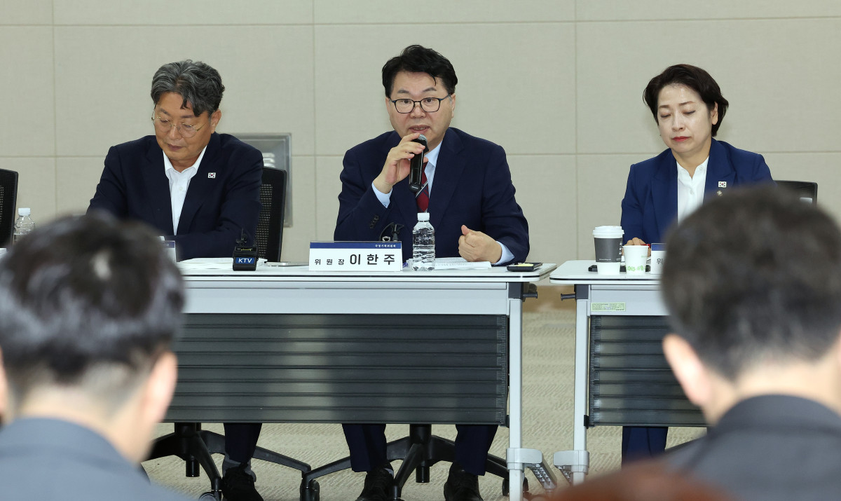 ▲국정기획위원회 이한주 위원장이 18일 정부세종컨벤션센터에서 열린 경제2분과 종소벤처기업부 업무보고에서 인사말을 하고 있다. (연합뉴스)
