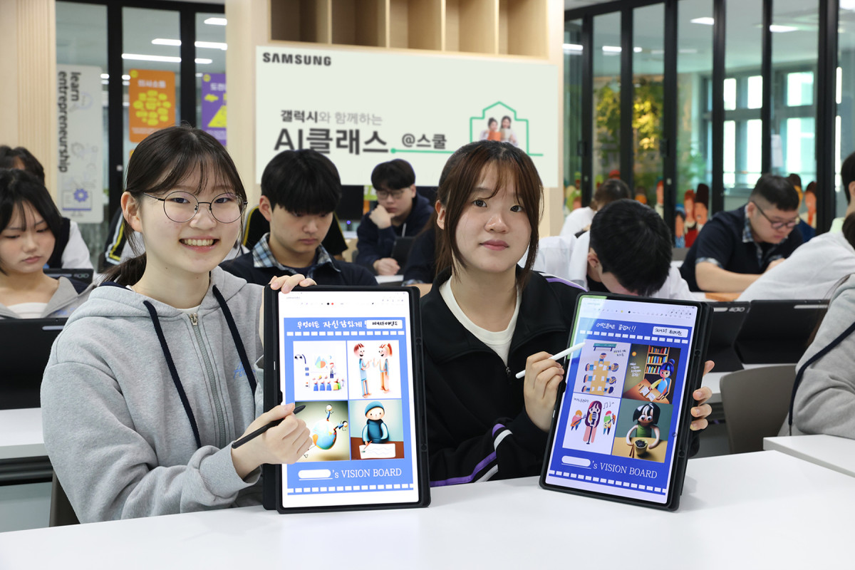 ▲인천 아라고등학교에서 진행된 '갤럭시와 함께하는 AI 클래스 @스쿨'에서 학생들이 갤럭시 AI를 활용한 진로 비전보드 만들기 프로그램을 체험하는 모습 (자료제공-삼성전자)