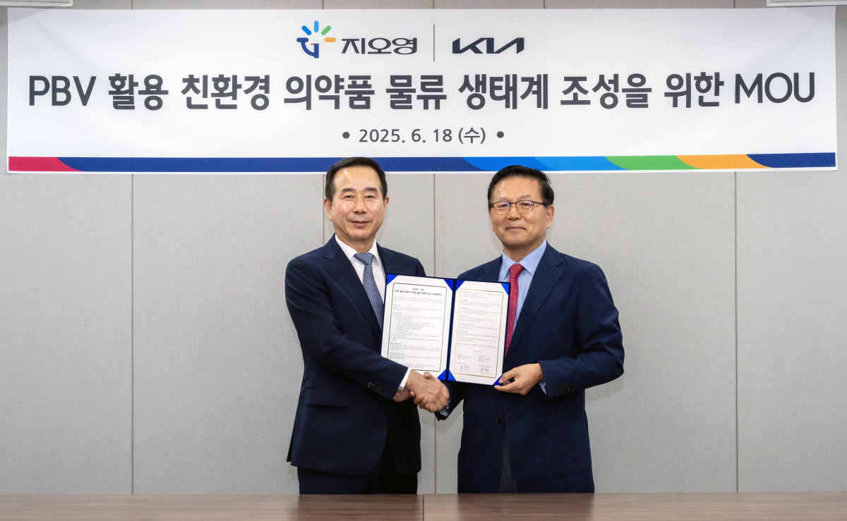 ▲기아는 서울 서대문구 지오영 본사에서 지오영과 PBV 활용 친환경 의약품 물류 생태계 조성을 위한 업무협약(MOU)을 체결했다고 19일 밝혔다. (왼쪽부터) 정원정 기아 국내사업본부장 부사장, 유광렬 지오영 사장. (사진=기아)