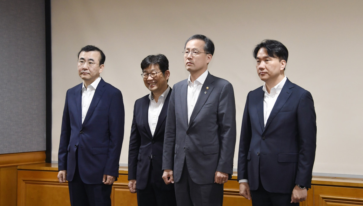 ▲이형일 기획재정부 장관 직무대행 1차관이 6월 19일 오전 서울 중구 은행회관에서 열린 '거시경제금융회의'를 주재, 회의 시작에 앞서 기념촬영을 하고 있다. (기획재정부)