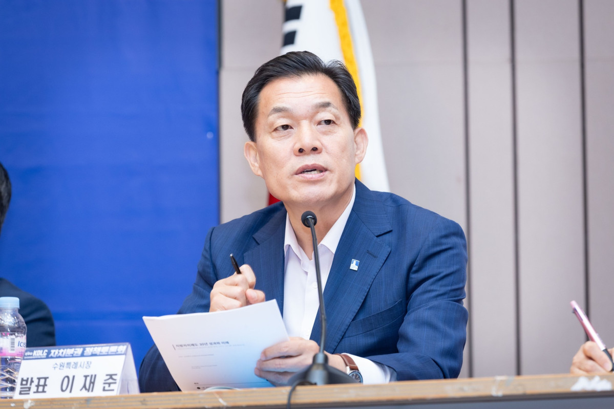 ▲이재준 수원시장이 18일 국회박물관에서 열린 ‘2025 KDLC 지방자치분권 실현을 위한 정책토론회’에 발표자로 나서 “이재명 정부의 국가균형발전 전략을 ‘K-VALUE UP’으로 전폭 뒷받침하겠다”고 밝혔다.
(이재준 시장 페이스북 )