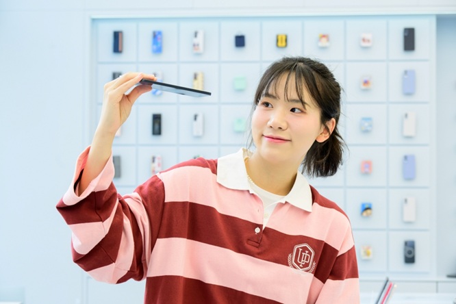 ▲IT 유튜브 채널을 운영하는 권민성 씨가 갤럭시 S25 엣지의 얇은 두께를 보여주고 있다 (자료제공=삼성전자)