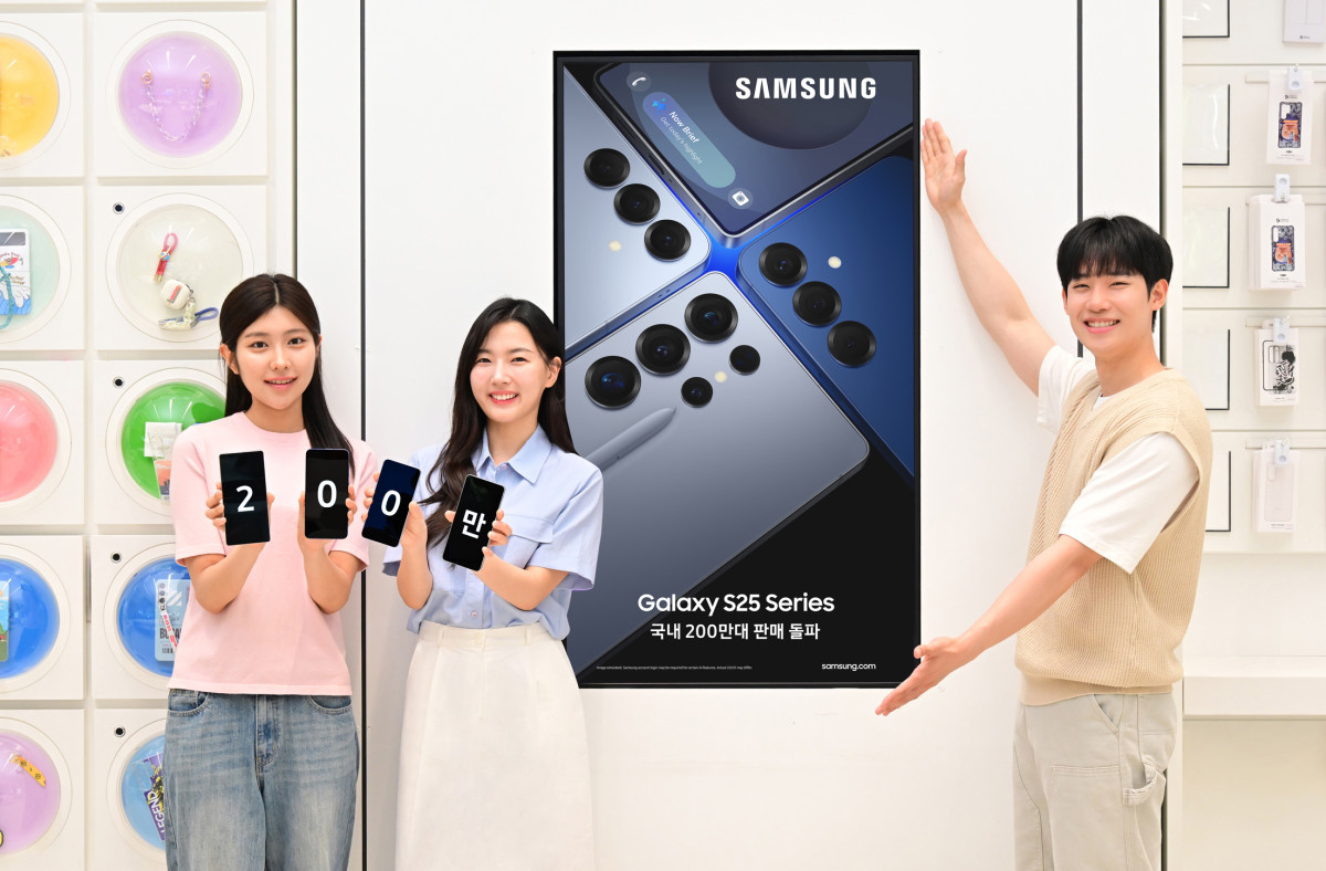 ▲삼성전자 모델들이 삼성스토어 홍대에서 국내 판매량 200만대를 돌파한 갤럭시 S25 시리즈를 소개하는 모습 (자료제공=삼성전자)