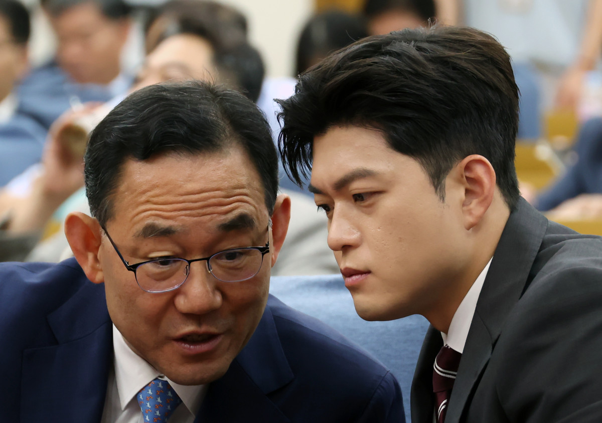 ▲주호영 국회부의장과 김용태국민의힘 비상대책위원장이 18일 서울 여의도 국회 의원회관에서 열린 군 공항 이전사업 국정과제 채택을 위한 국회 정책세미나에서 대화하고 있다. 2025.06.18. (뉴시스)
