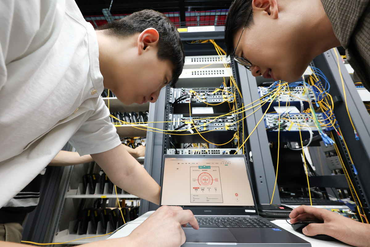 ▲KT는 초고속인터넷 천만 고객 달성을 맞아 차세대 기가 이더넷 스위치(New 5G-GES)를 도입한다고 19일 밝혔다. (사진제공=KT)