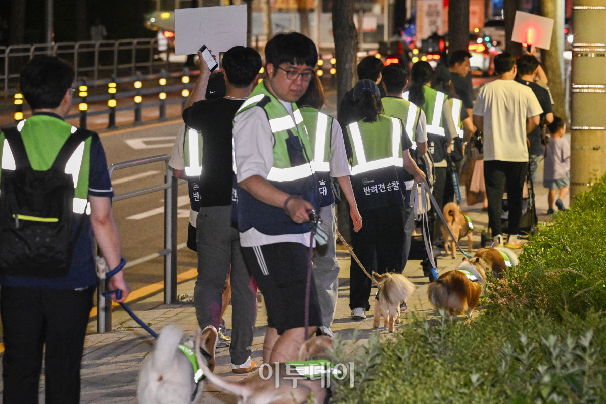 ▲18일 서울 강서구 가양동 일대에서 반려견순찰대원들이 동네 합동순찰을 하고 있다. 조현호 기자 hyunho@