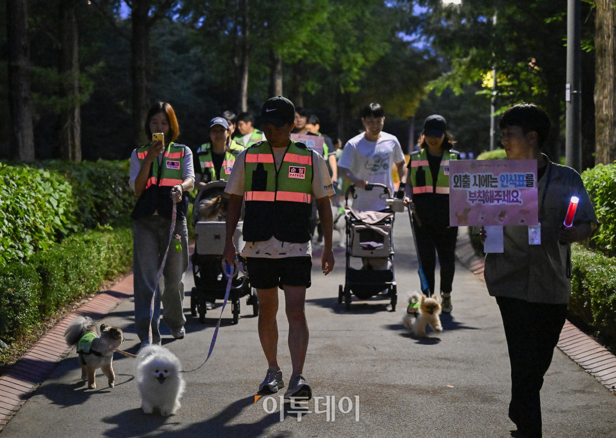 ▲18일 서울 강서구 가양동 일대에서 반려견순찰대원들이 동네 합동순찰을 하고 있다. 조현호 기자 hyunho@