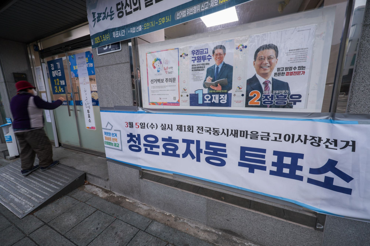 ▲제1회 전국 동시 새마을금고 이사장 선거일인 3월 5일 오전 서울 종로구 광화문새마을금고 본점에 설치된 청운효자동 투표소에서 유권자가 입장하고 있다. (뉴시스)