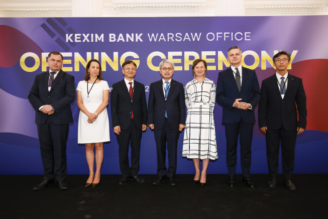 ▲수출입은행이 현지시각 18일 폴란드 바르샤바에서 태준열 주 폴란드 대사 및 주요 관계기관 관계자들이 참석한 가운데 '수은 바르샤바 사무소 개소식'을 개최하고 정식 영업을 개시했다. 사진 정중앙 윤희성 수은 행장, 왼쪽에서 세 번째 태준열 주 폴란드 대사
