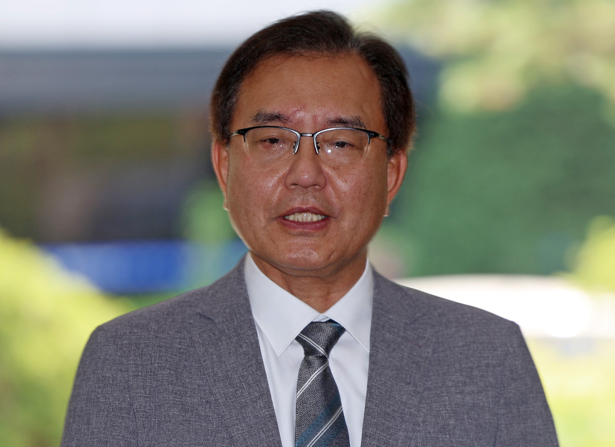 ▲ 순직 해병 수사 방해 의혹 사건을 수사하는 이명현 특별검사가 19일 서울 서초구 자신의 사무실로 출근하며 취재진 질문에 답하고 있다. (연합뉴스)