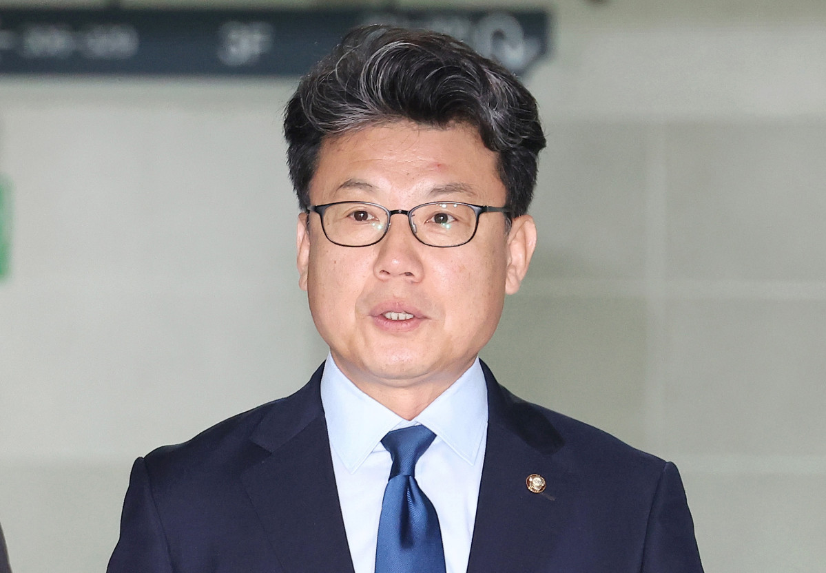 ▲더불어민주당 진성준 정책위의장이 18일 서울 여의도 국회 의원회관에서 대통령실과 정부, 여당 등이 함께하는 추경안 관련 회의에 참석하기 위해 이동하고 있다. 2025.6.18 (연합뉴스)