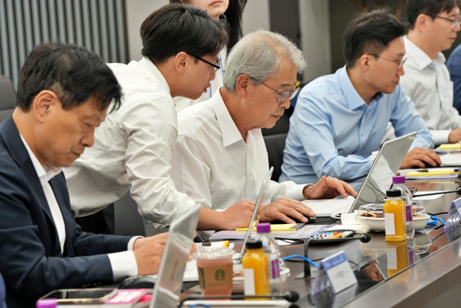 ▲임종룡  우리금융그룹 회장이 직접 ChatGPT 업무 활용 실습을 하고 있다.
