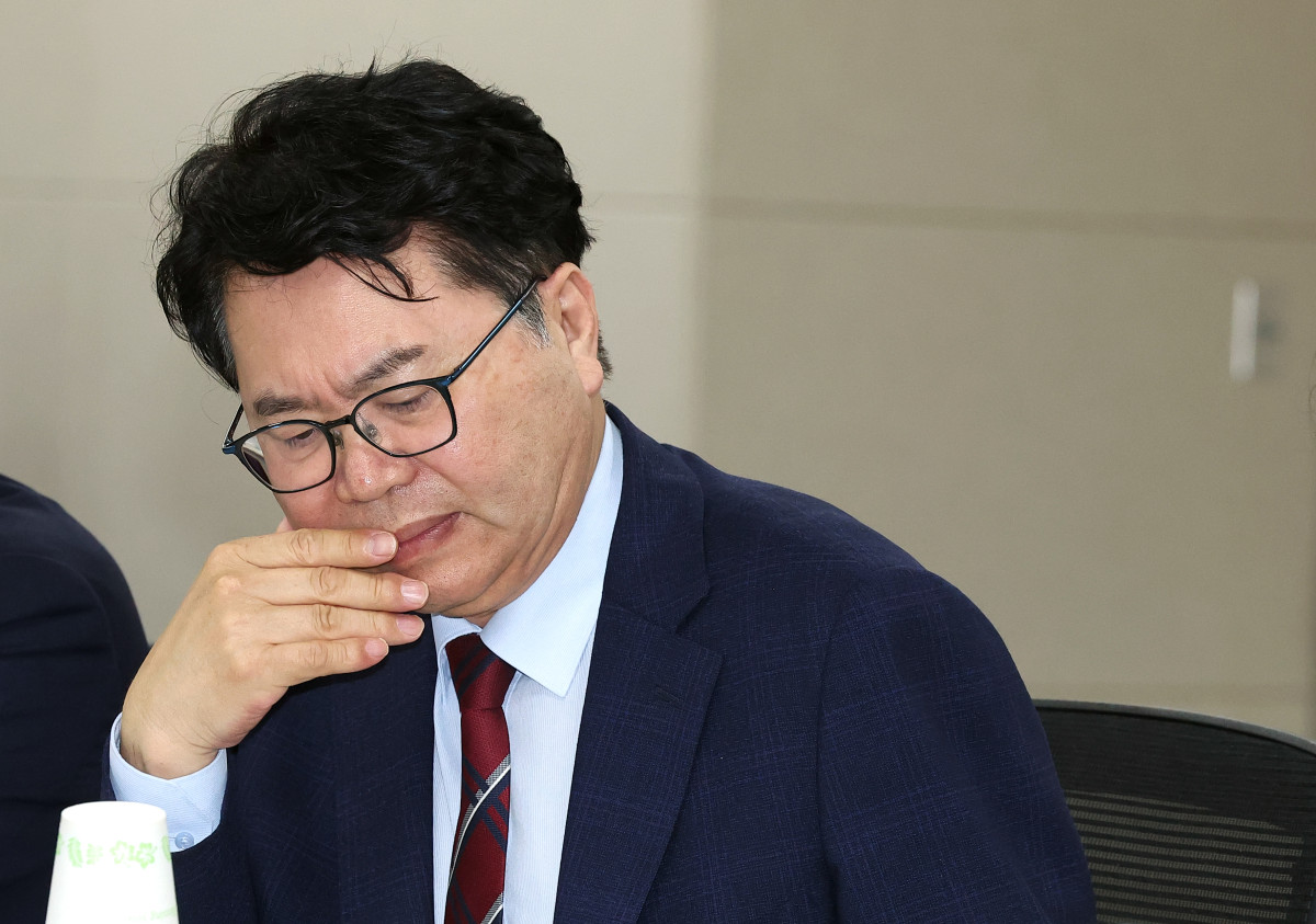 ▲이한주 국정기획위원장이 19일 정부세종컨벤션센터에서 열린 경제2분과의 산업통상자원부 업무보고에서 굳은 표정으로 자료를 살펴보고 있다. (사진=연합뉴스)