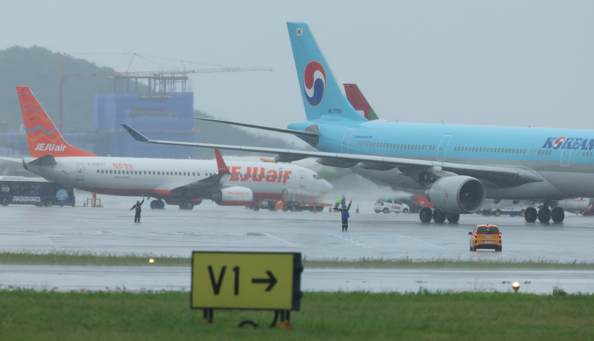 ▲비가 내린 16일 오전 제주국제공항 계류장에서 우비를 쓴 지상조업원들이 작업하고 있다. (연합뉴스)