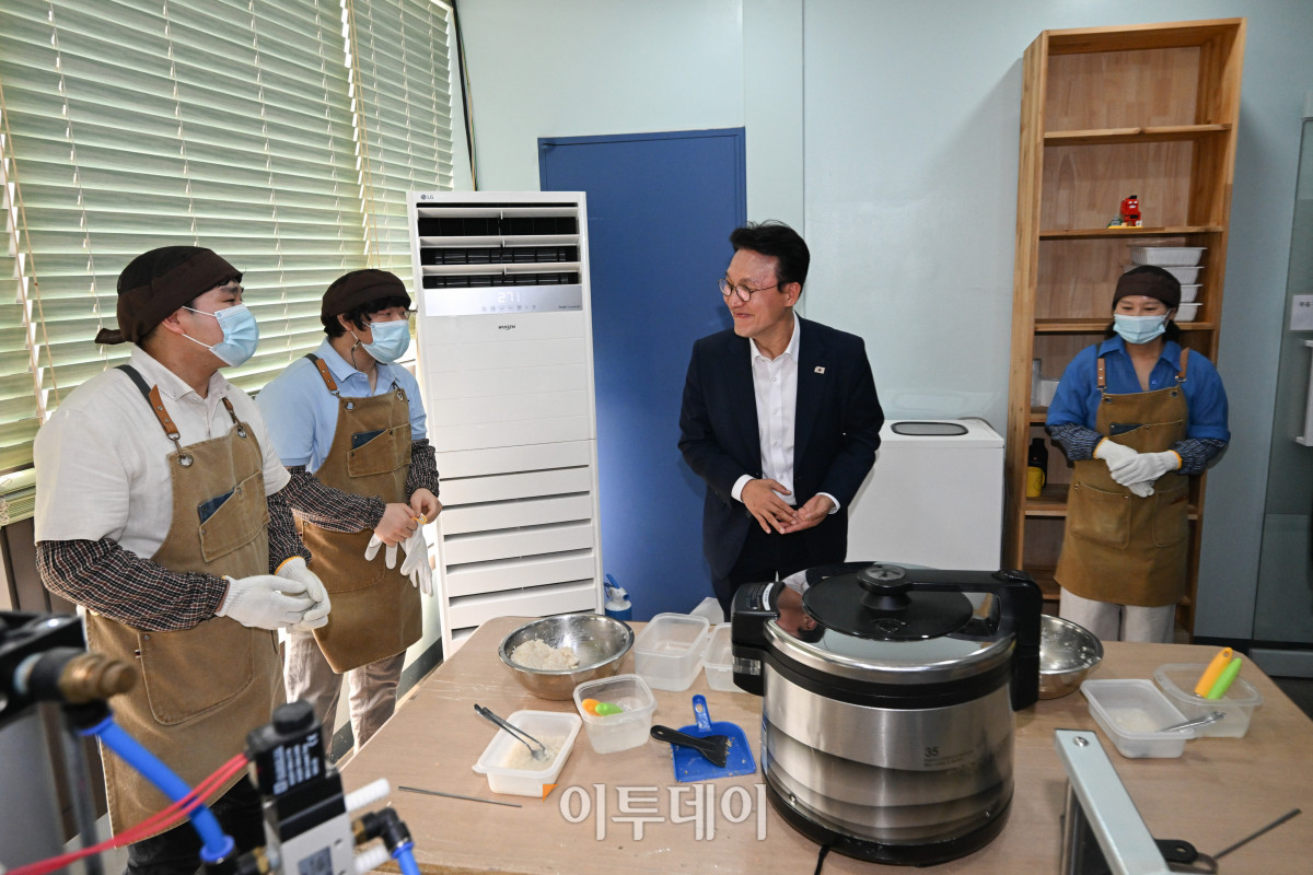 ▲김민석 국무총리 후보자가 19일 서울 영등포구 꿈더하기 사회적협동조합에서 열린 발달장애인 일자리 현장 간담회에 앞서 종사자들의 작업 현장을 살펴보고 있다. 조현호 기자 hyunho@