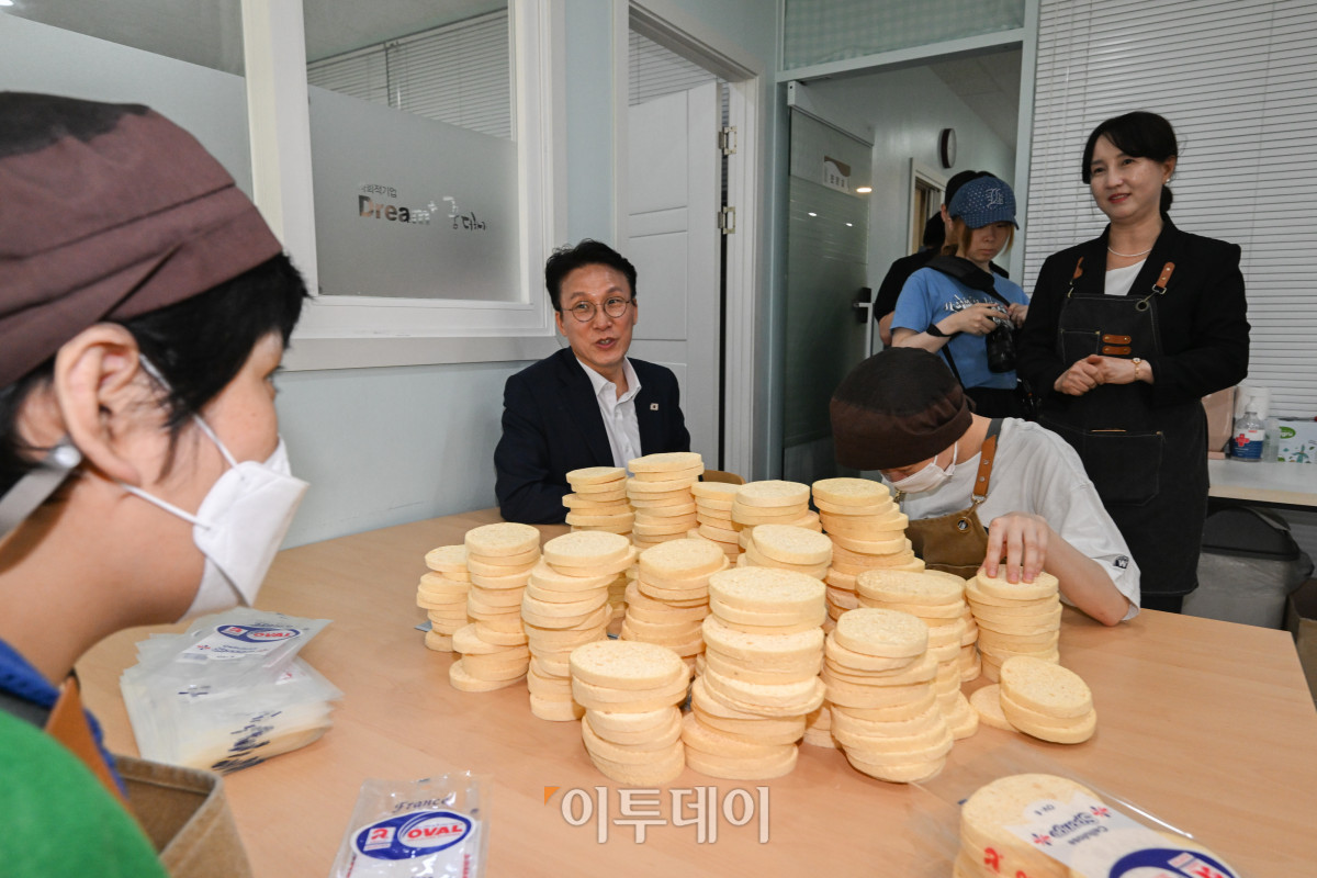 ▲김민석 국무총리 후보자가 19일 서울 영등포구 꿈더하기 사회적협동조합에서 열린 발달장애인 일자리 현장 간담회에 앞서 종사자들의 작업 현장을 살펴보고 있다. 조현호 기자 hyunho@
