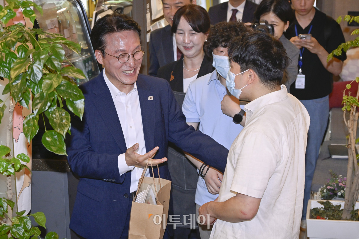 ▲김민석 국무총리 후보자가 19일 서울 영등포구 드림플러스 카페에서 열린 발달장애인 일자리 현장 간담회에 참석하며 참석자들에게 누룽지와 편지를 선물 받고 있다. 조현호 기자 hyunho@