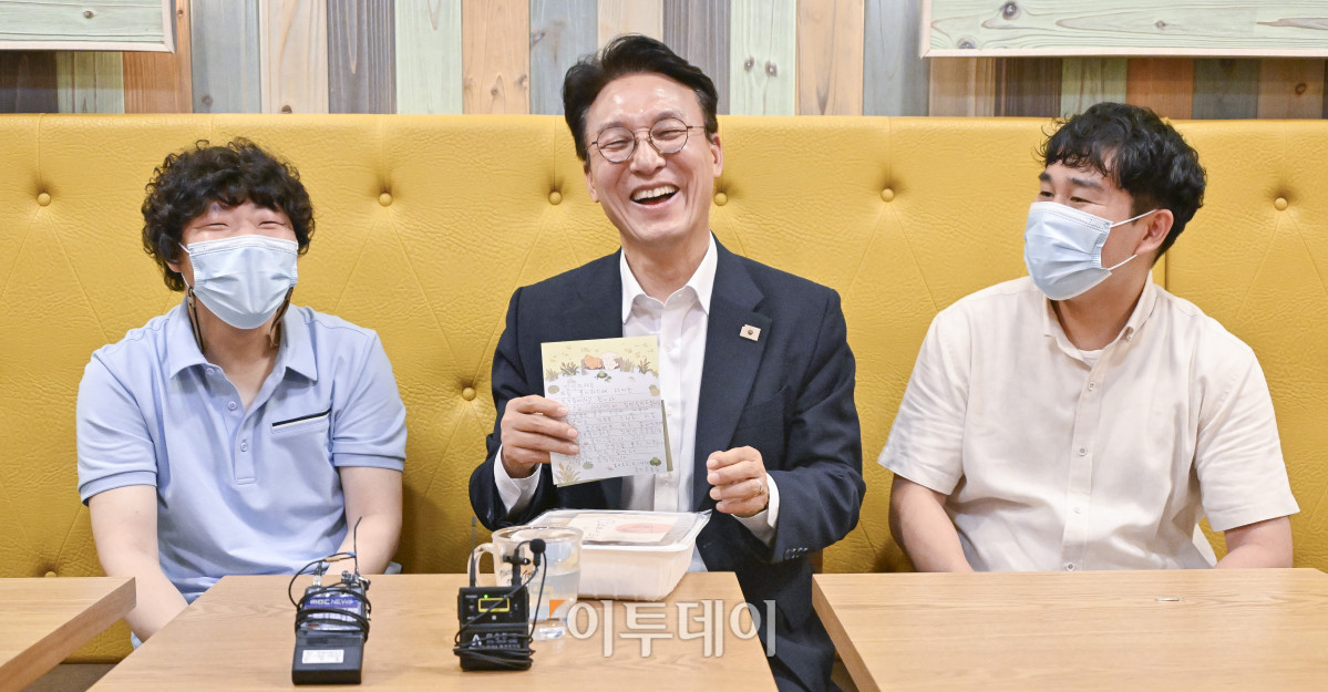 ▲김민석 국무총리 후보자가 19일 서울 영등포구 드림플러스 카페에서 열린 발달장애인 일자리 현장 간담회에서 선물 받은 편지와 누룽지를 들어보이고 있다. 조현호 기자 hyunho@