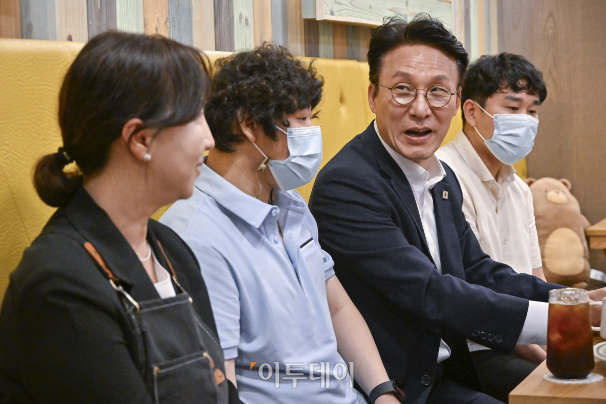 ▲김민석 국무총리 후보자가 19일 서울 영등포구 드림플러스 카페에서 열린 발달장애인 일자리 현장 간담회에서 모두발언을 하고 있다. 조현호 기자 hyunho@