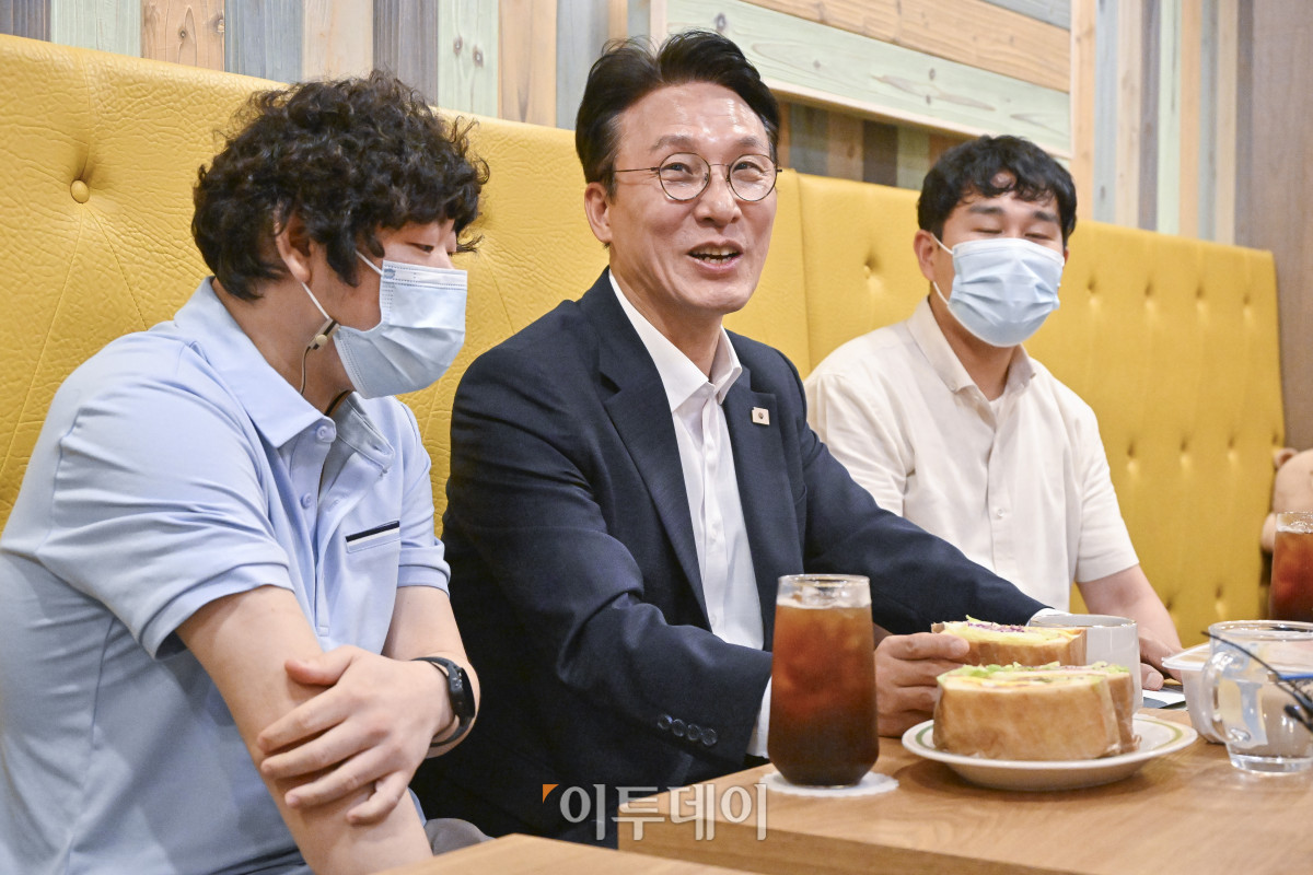 ▲김민석 국무총리 후보자가 19일 서울 영등포구 드림플러스 카페에서 열린 발달장애인 일자리 현장 간담회에서 모두발언을 하고 있다. 조현호 기자 hyunho@