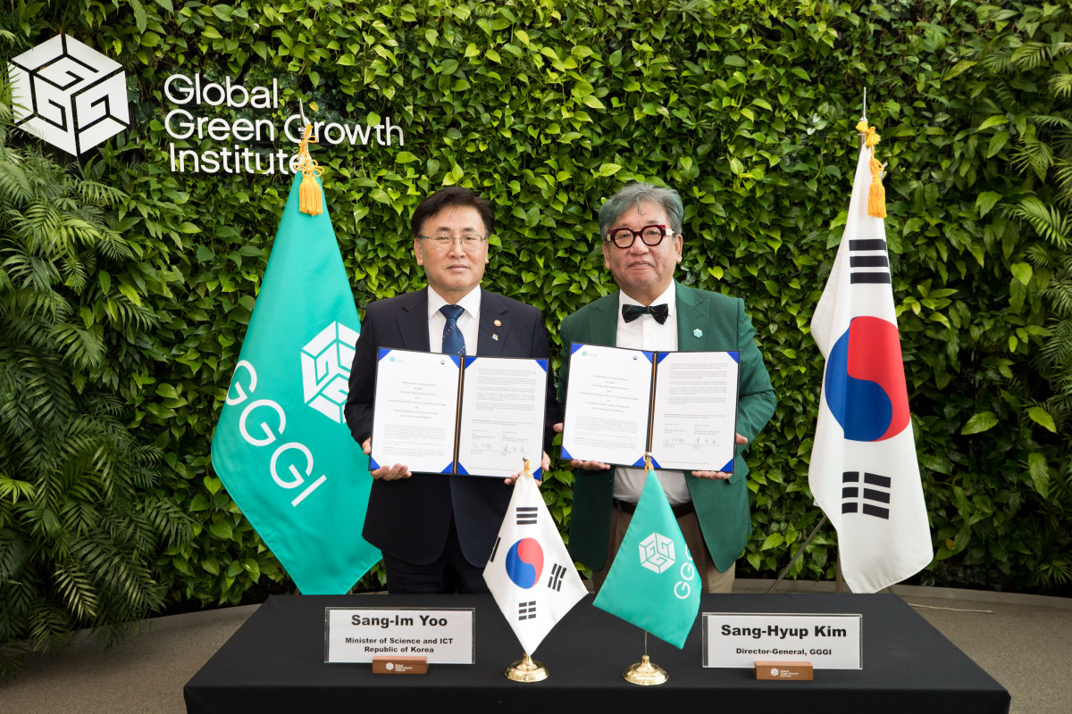 ▲유상임 과학기술정보통신부 장관(왼쪽)과 김상협 글로벌녹색성장기구 사무총장이 19일 오전 서울 중구 글로벌녹색성장기구(Global Green Growth Institute, GGGI) 본부에서 열린 '기후변화대응을 위한 공공기후기술 확산에 관한 양해각서 체결식' 에서 기념촬영을 하고 있다. (사진제공=과학기술정보통신부)