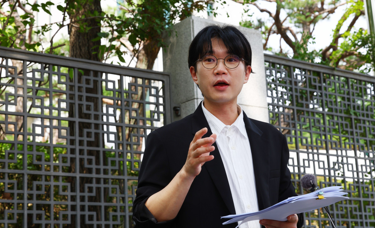 ▲[서울=뉴시스] 박주성 기자 = 백해룡 경정 법률대리인인 이창민 변호사가 19일 서울 서초동 대검찰청 앞에서 마약 수사 외압 사건 검찰 수사 무마 의혹 관련 증거 공개와 설명을 하고 있다. 2025.06.19. park7691@newsis.com (뉴시스)