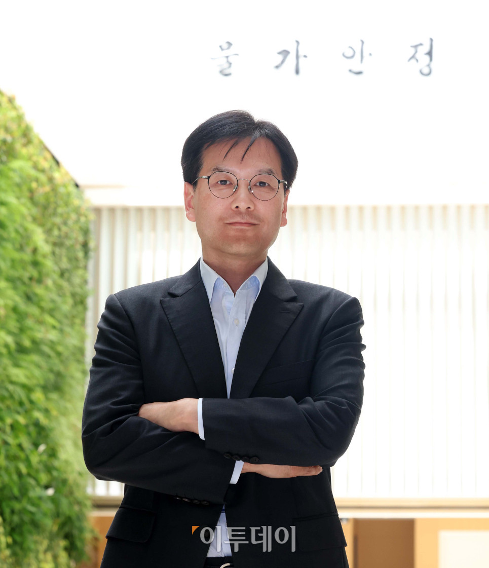 ▲김병국 한국은행 통화정책국 팀장이 11일 서울 중구 한국은행에서 이투데이와 인터뷰에 앞서 포즈를 취하고 있다. 신태현 기자 holjjak@ (이투데이DB)