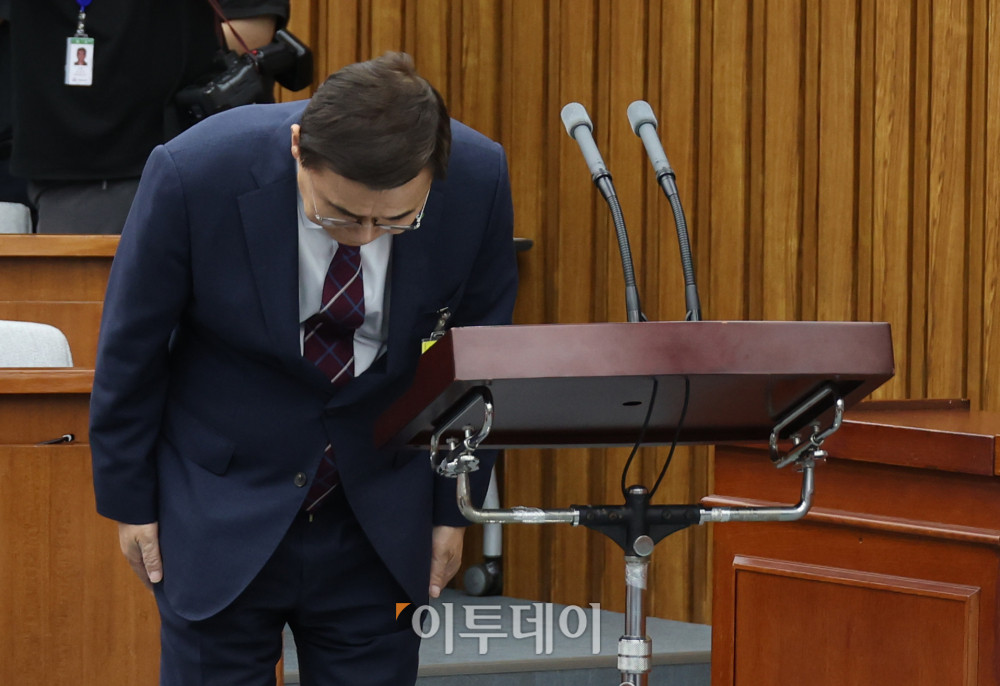 ▲이종석 국가정보원장 후보자가 19일 서울 여의도 국회 정보위원회에서 열린 인사청문회에서 인사하고 있다. 고이란 기자 photoeran@