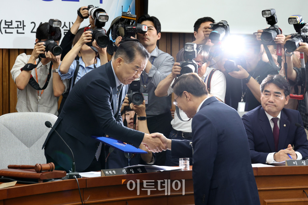 ▲이종석(오른쪽) 국가정보원장 후보자가 19일 서울 여의도 국회 정보위원회에서 열린 인사청문회에서 선서를 마치고 신성범 위원장에게 선서문을 전달하고 있다. 고이란 기자 photoeran@