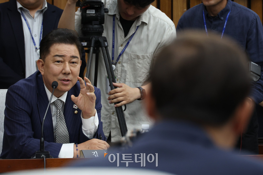 ▲김병기 더불어민주당 대표 직무대행 겸 원내대표 19일 서울 여의도 국회 정보위원회에서 열린 이종석 국가정보원장 후보자 인사청문회에서 질의를 하고 있다. 고이란 기자 photoeran@