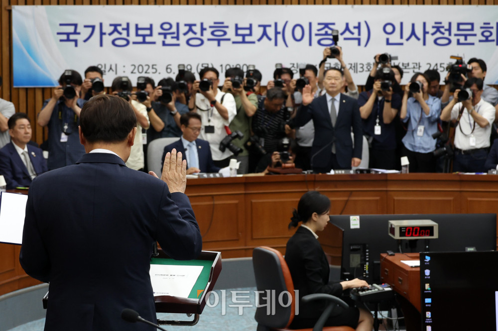 ▲이종석 국가정보원장 후보자가 19일 서울 여의도 국회 정보위원회에서 열린 인사청문회에서 선서하고 있다. 고이란 기자 photoeran@