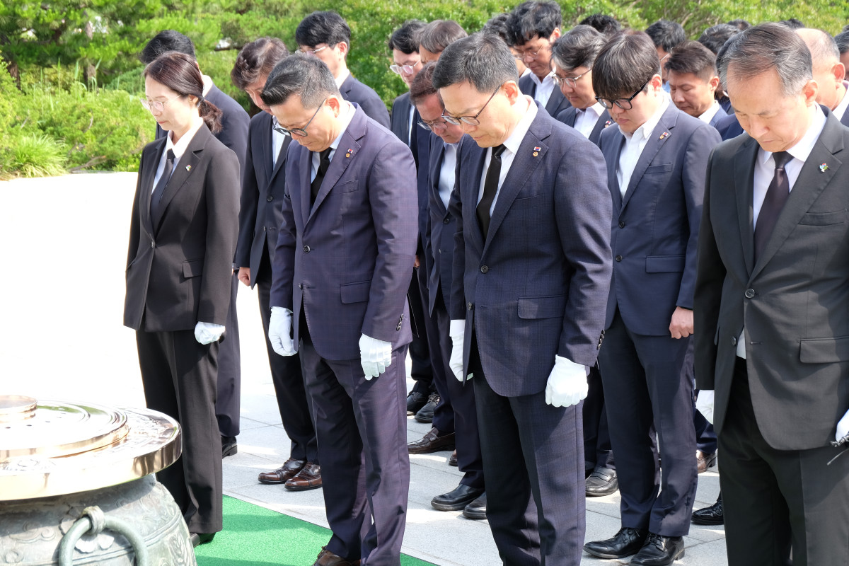 ▲손재일 한화에어로스페이스∙한화시스템 대표(우측 두번째)와 어성철 한화오션 특수선사업부장(좌측 두번째)이 임직원들과 함께 19일 국립서울현충원에서 참배하고 있다. (사진제공=한화에어로스페이스)