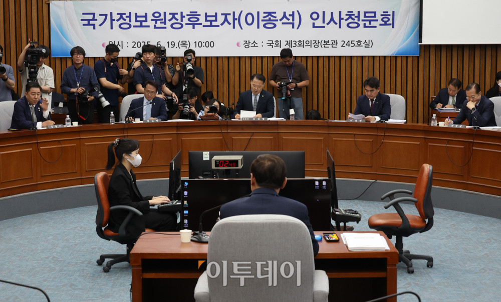 ▲이종석 국가정보원장 후보자가 19일 서울 여의도 국회 정보위원회에서 열린 인사청문회에서 의원 질문에 답하고 있다. 고이란 기자 photoeran@