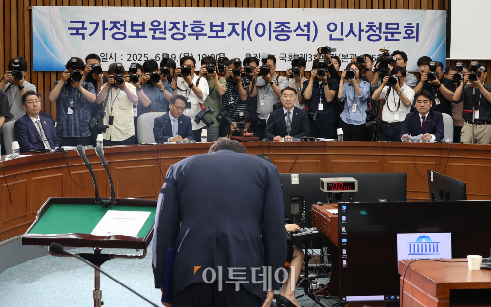 ▲이종석 국가정보원장 후보자가 19일 서울 여의도 국회 정보위원회에서 열린 인사청문회에서 인사하고 있다. 고이란 기자 photoeran@