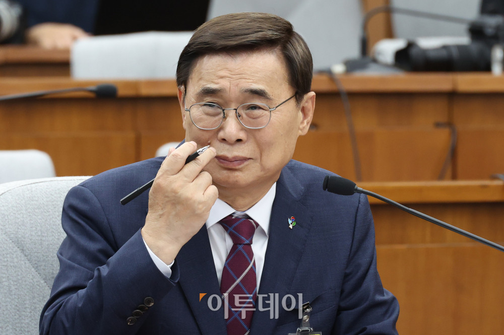 ▲이종석 국가정보원장 후보자가 19일 서울 여의도 국회 정보위원회에서 열린 인사청문회에서 얼굴을 만지고 있다. 고이란 기자 photoeran@