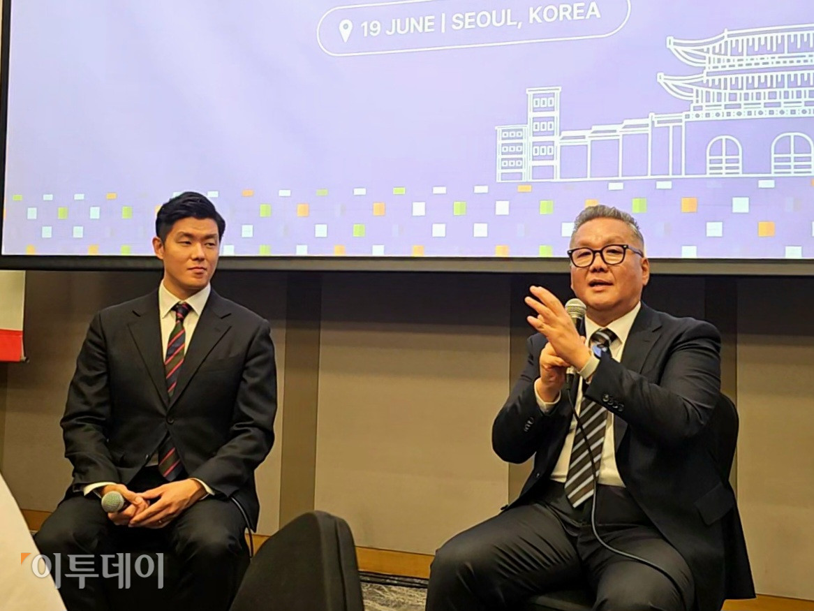 ▲19일 알리바바 클라우드는 서울 강남구 그랜드 인터컨티넨탈 서울 파르나스에서 '신규 데이터센터 출범 미디어 브리핑'을 열었다. 사진은 오른쪽부터 윤용준 알리바바 클라우드 인텔리전스 한국 총괄 지사장, 임종진 알리바바 클라우드 인텔리전스 수석 솔루션 아키텍트 (이은주 기자 letswin@)