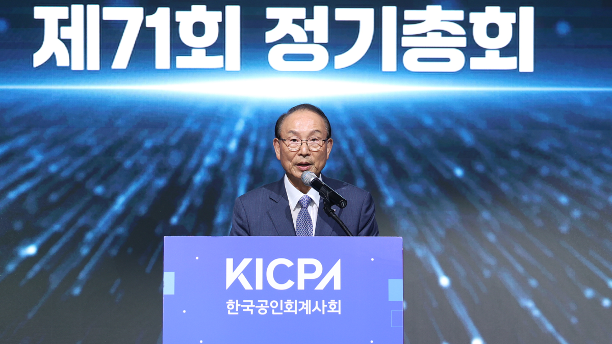 ▲18일 서울 여의도에서 열린 한국공인회계사회 제71회 정기총회에서 최운열 회장이 개회사를 하고 있다. (사진=한국공인회계사회)