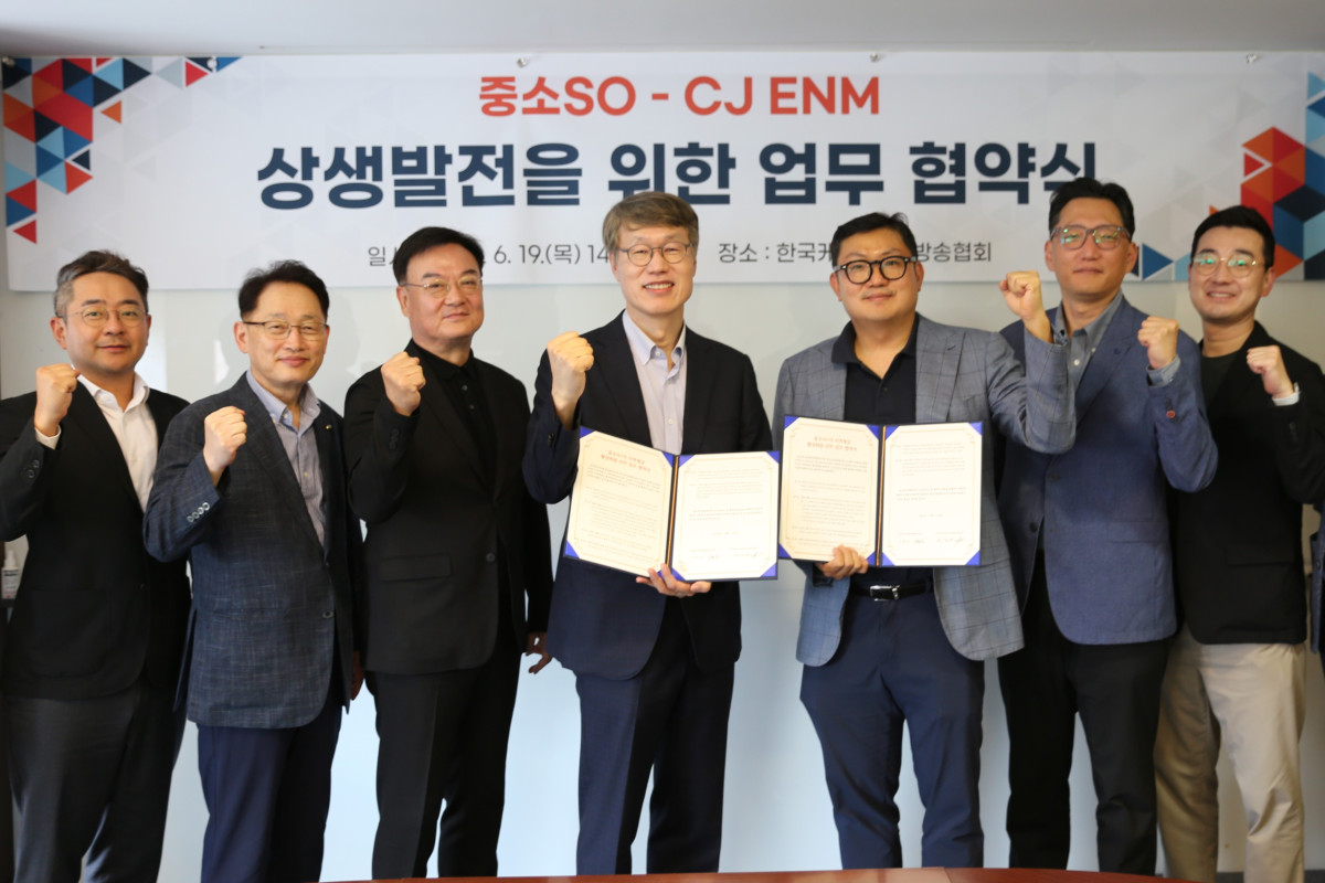 ▲한국케이블TV방송협회는 전국중소SO발전연합회와 CJ ENM이 ‘중소SO 지역채널 활성화를 위한 업무협약’을 19일 체결했다고 이날 밝혔다. 사진은 왼쪽부터 JCN울산중앙방송 구본욱 부사장, KCTV광주방송 이종남 국장, 케이블TV방송협회 이중희 부회장, 전국중소SO발전연합회 이한오 회장, CJ ENM 김정한 부사장, CJ ENM 도정희 사업부장, CJ ENM 허지훈 팀장. (사진제공=한국케이블TV방송협회)