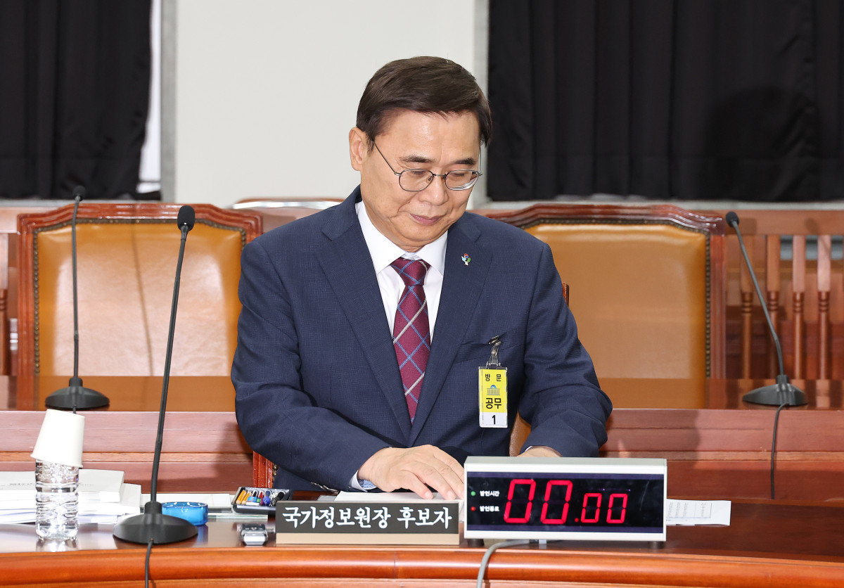 ▲이종석 국가정보원장 후보자가 19일 오후 서울 여의도 국회 정보위원회에서 대북·안보 관련 질의를 위해 비공개로 진행되는 인사청문회에 참석해 자료를 살피고 있다. 2025.6.19 (연합뉴스)