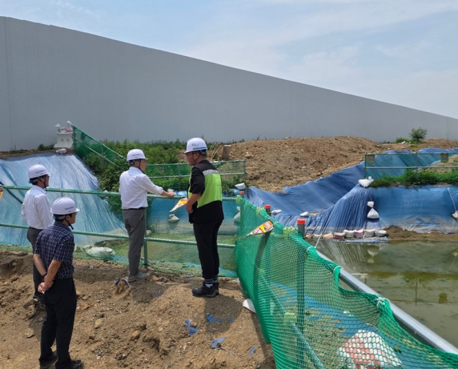 ▲19일 박동선(가운데) LH 국토도시본부장 및 현장 관계자 등이 우기 대비 3기신도시 주요 건설현장 지구를 점검하고 있다. (사진제공=LH)