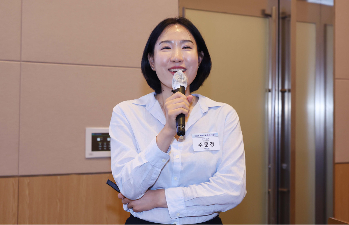 ▲19일 서울 여의도 FKI타워 컨퍼런스센터에서 열린 ‘2025 생애주기 맞춤 콘서트’에서 주문경 한국부동산원 청약운영부장이 ‘자신있는 주택청약 길라잡이-내일은 나도 당첨’을 주제로 발표하고 있다. 이투데이가 주최하는 ‘생애주기 맞춤 콘서트’는 2030대의 첫 투자와 목돈 마련, 4050대의 내집마련과 은퇴 전략 등 각 연령대에 필요한 정보를 업계 전문가들과 함께 풀어가는 자리다. 신태현 기자 holjjak@