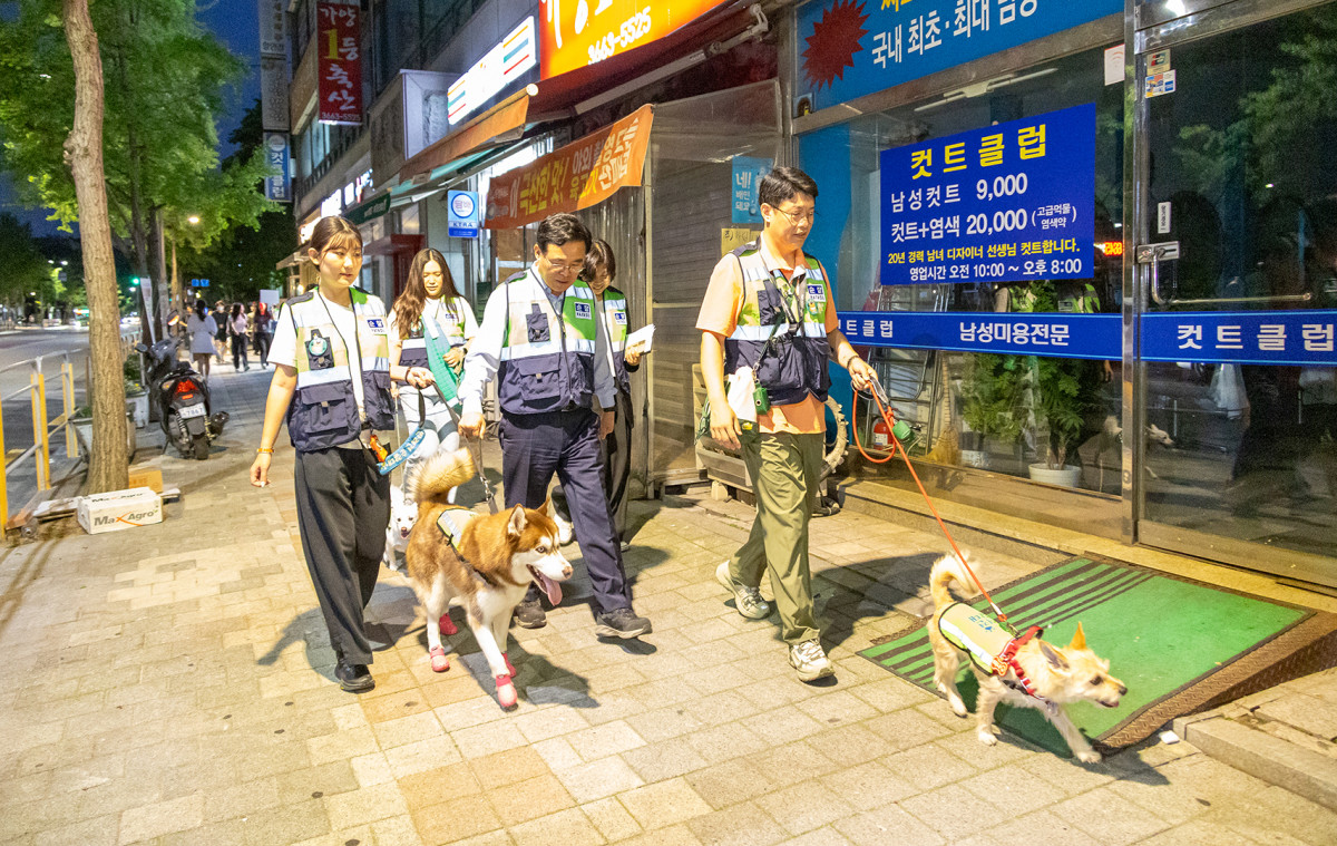 ▲반려견 순찰대 합동순찰 장면. (사진제공=강서구)