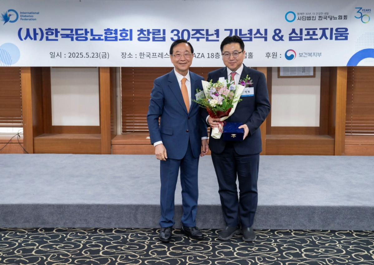 ▲김광원 한국당뇨협회 회장과 박혁 동국제약 상무(오른쪽)가 지난달 23일 한국프레스센터에서 열린 ‘한국당뇨협회 창립 30주년 기념식’에 참석해 감사패 수상 기념 사진 촬영을 진행 중이다. (동국제약)
