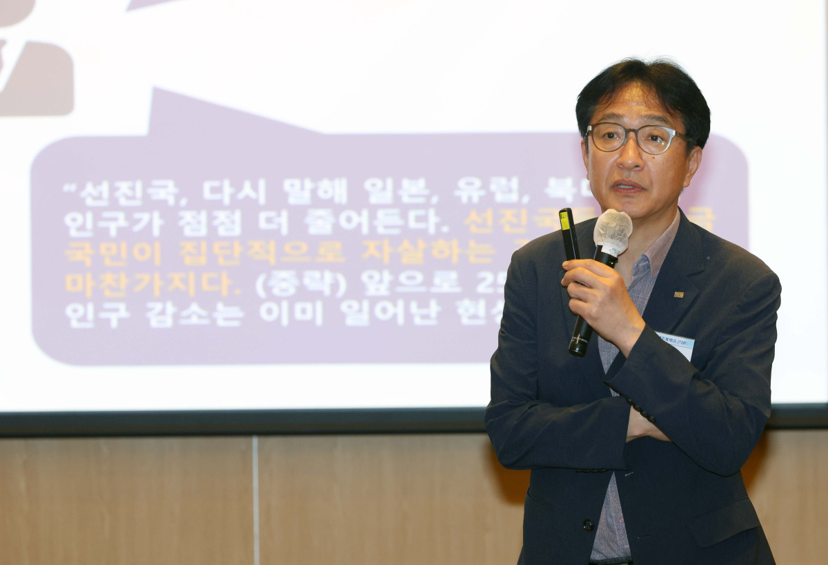 ▲19일 서울 여의도 FKI타워 컨퍼런스센터에서 열린 ‘2025 생애주기 맞춤 콘서트’에서 이상건 미래에셋증권 투자와연금센터 전무가 ‘인생 100세 시대, 삶의 변화와 자산관리’를 주제로 발표하고 있다. 이투데이가 주최하는 ‘생애주기 맞춤 콘서트’는 2030대의 첫 투자와 목돈 마련, 4050대의 내집마련과 은퇴 전략 등 각 연령대에 필요한 정보를 업계 전문가들과 함께 풀어가는 자리다. 신태현 기자 holjjak@