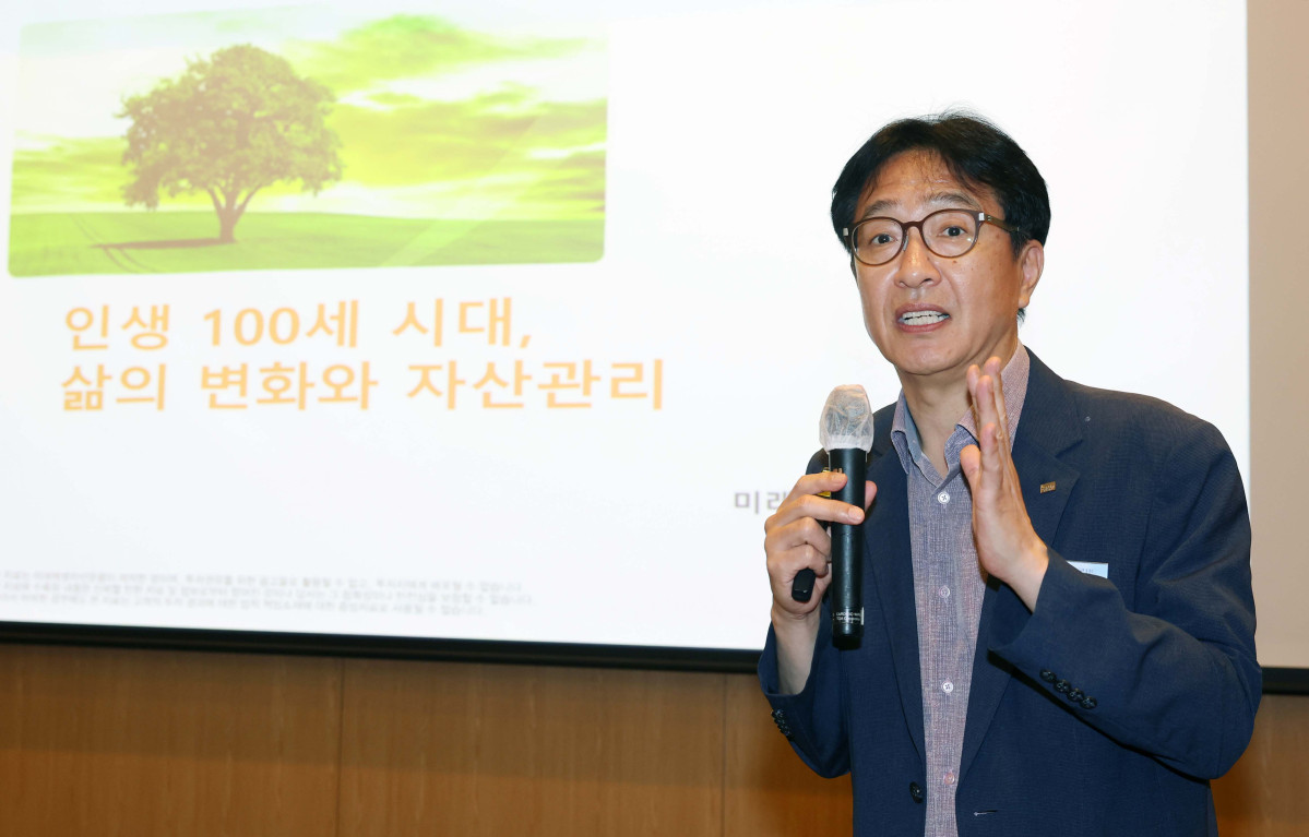 ▲19일 서울 여의도 FKI타워 컨퍼런스센터에서 열린 ‘2025 생애주기 맞춤 콘서트’에서 이상건 미래에셋증권 투자와연금센터 전무가 ‘인생 100세 시대, 삶의 변화와 자산관리’를 주제로 발표하고 있다. 이투데이가 주최하는 ‘생애주기 맞춤 콘서트’는 2030대의 첫 투자와 목돈 마련, 4050대의 내집마련과 은퇴 전략 등 각 연령대에 필요한 정보를 업계 전문가들과 함께 풀어가는 자리다. 신태현 기자 holjjak@