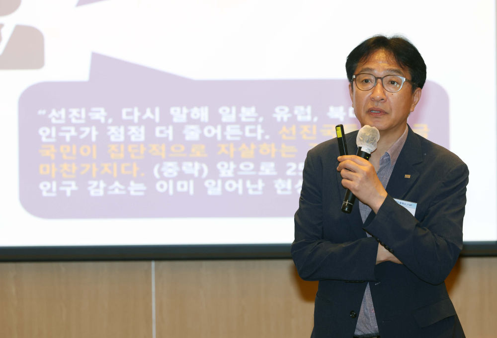 ▲19일 서울 여의도 FKI타워 컨퍼런스센터에서 열린 ‘2025 생애주기 맞춤 콘서트’에서 이상건 미래에셋증권 투자와연금센터 전무가 ‘인생 100세 시대, 삶의 변화와 자산관리’를 주제로 발표하고 있다. 이투데이가 주최하는 ‘생애주기 맞춤 콘서트’는 2030대의 첫 투자와 목돈 마련, 4050대의 내집마련과 은퇴 전략 등 각 연령대에 필요한 정보를 업계 전문가들과 함께 풀어가는 자리다. 신태현 기자 holjjak@ (이투데이DB)