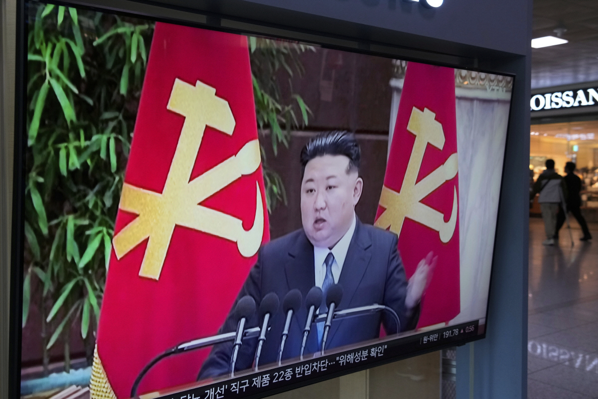 ▲서울역에서 김정은 북한 국무위원장의 모습이 TV 화면에서 나오고 있다. AP연합뉴스