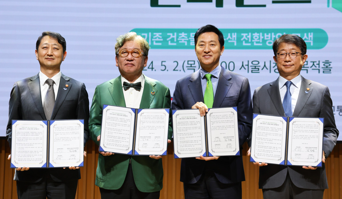 ▲[서울=뉴시스] 김근수 기자 = 오세훈(앞줄, 오른쪽) 서울시장을 비롯한 25개 서울시 구청장들이 2일 서울 중구 서울시청 다목적홀에서 열린 기후위기 대응을 위한 건물 온실가스 감축을 위한 실행 선언문 협약식을 마치고 기념촬영을 하고 있다. 앞줄 왼쪽부터, 안덕근 산업통상자원부 장관, 김상협 2050탄소중립녹생성장위원회 민간공동위원장, 오세훈 서울시장, 박상우 국토교통부 장관. 2024.05.02. ks@newsis.com